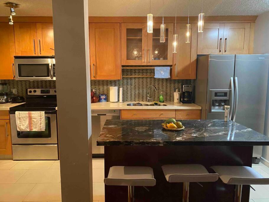 Beautiful Two Bedroom Apartment. Calgary Luaran gambar